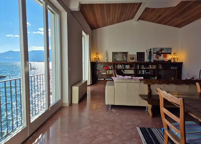 Villa Seefront In - Maggiore, Ticino