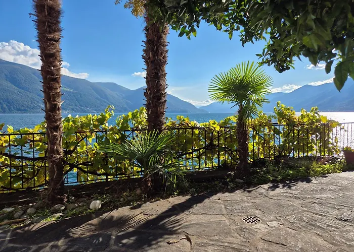 Villa Seefront In - Maggiore, Ticino *